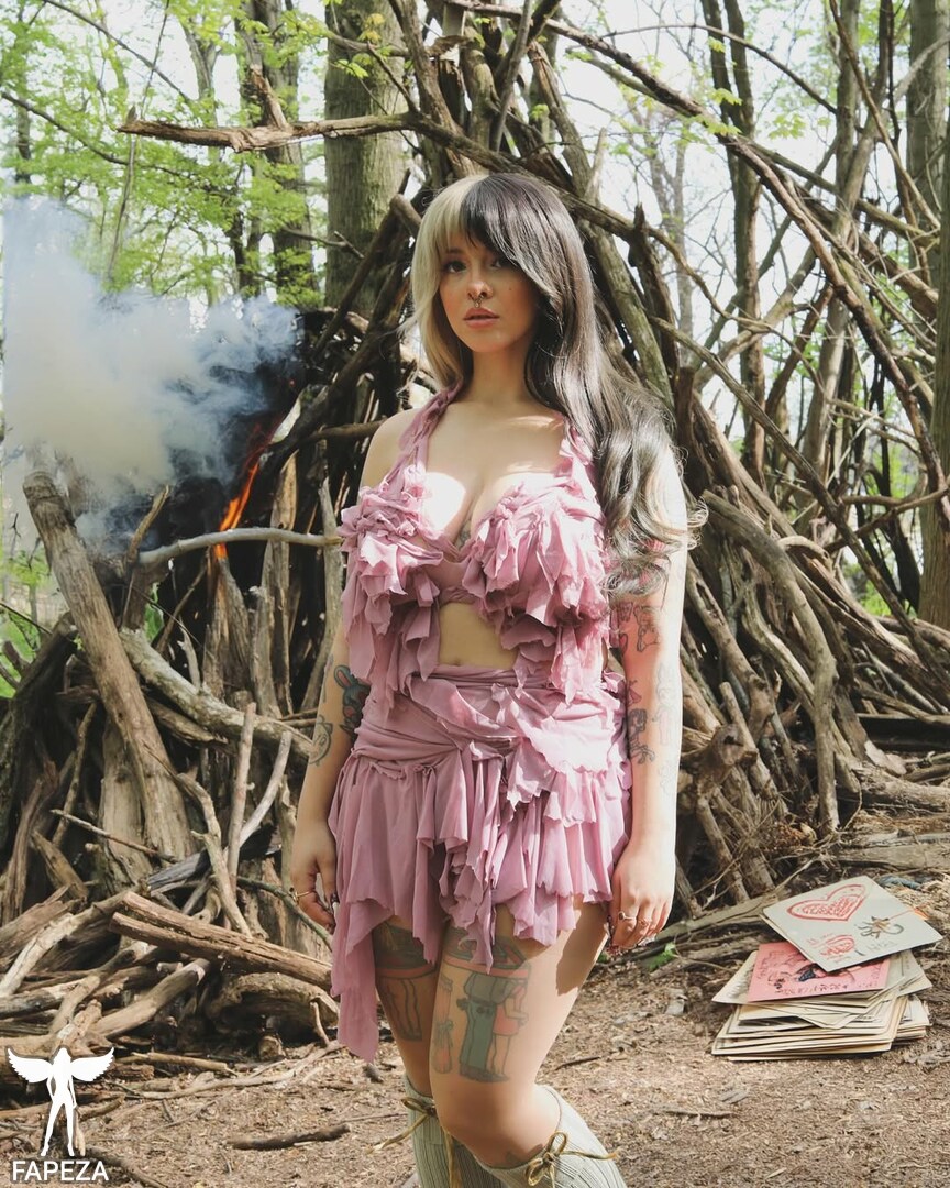 Melanie Martinez / littlebodybigheart / mxlaniemtzuwu erome Latest Exclusive Leaked Photos